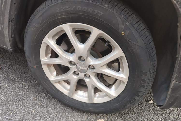 Used Jeep Cherokee 2017 2.0L Superior Edition Right Front Wheel Hub