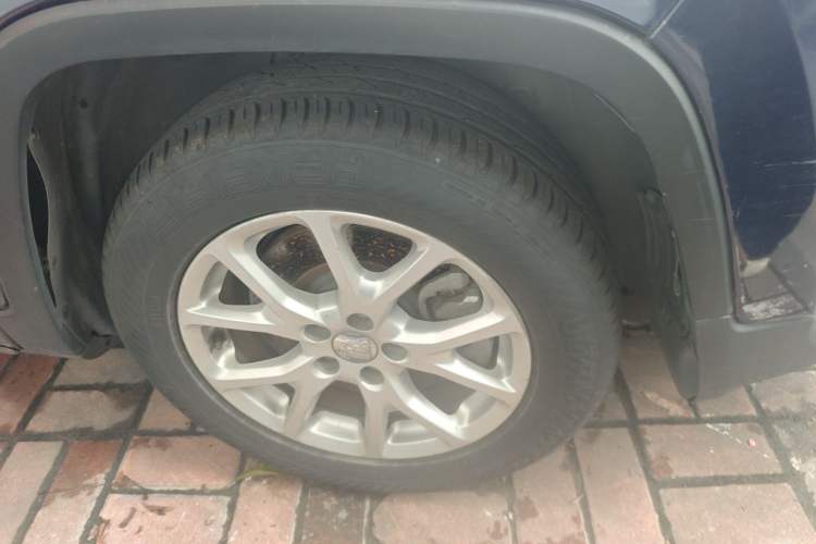 Used Jeep Cherokee 2017 2.0L Superior Edition Right Front Wheel Hub