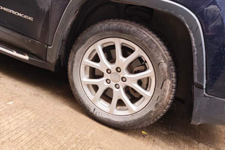 Used Jeep Cherokee 2017 2.0L Superior Edition Right Front Wheel Hub