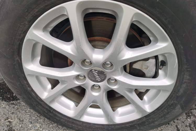 Used Jeep Cherokee 2017 2.0L Superior Edition Right Front Wheel Hub