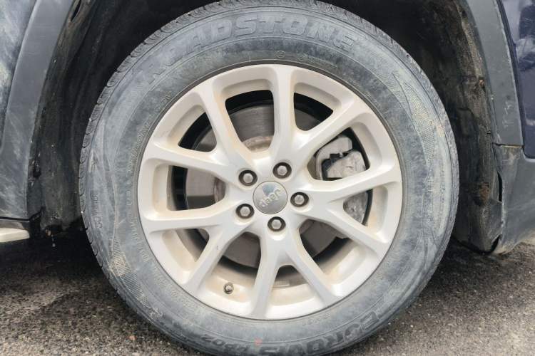 Used Jeep Cherokee 2017 2.0L Superior Edition Right Front Wheel Hub