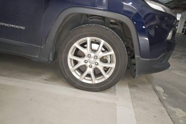 Used Jeep Cherokee 2017 2.4L Leading Smart Edition Right Front Wheel Hub