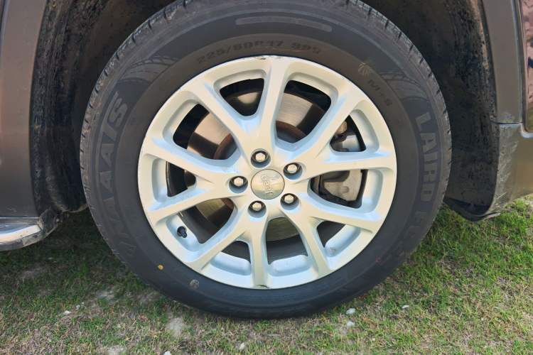 Used Jeep Cherokee 2017 2.0L Superior Edition Right Front Wheel Hub