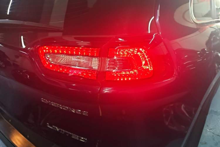 Used Jeep Cherokee 2017 2.4L Leading Smart Edition Right Rear Taillight