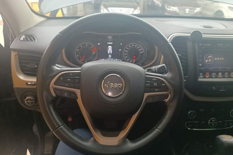 Used Jeep Cherokee 2017 2.0L Superior Edition Steering Wheel