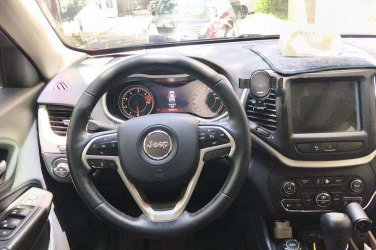 Used Jeep Cherokee 2017 2.4L Professional Smart Edition Steering Wheel