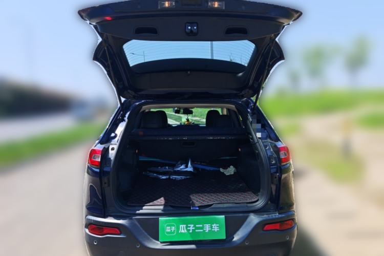 Used Jeep Cherokee 2017 2.0L Superior Edition Trunk