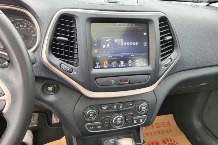 Used Jeep Cherokee 2017 2.0L Superior Edition Audio And AC Panel