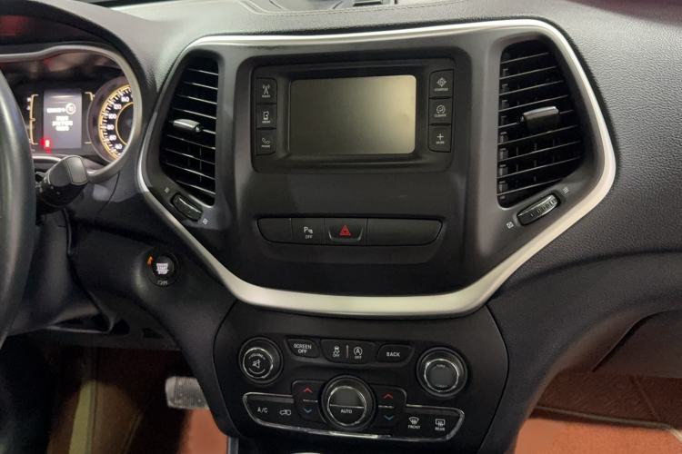 Used Jeep Cherokee 2017 2.4L Professional Edition Audio And AC Panel