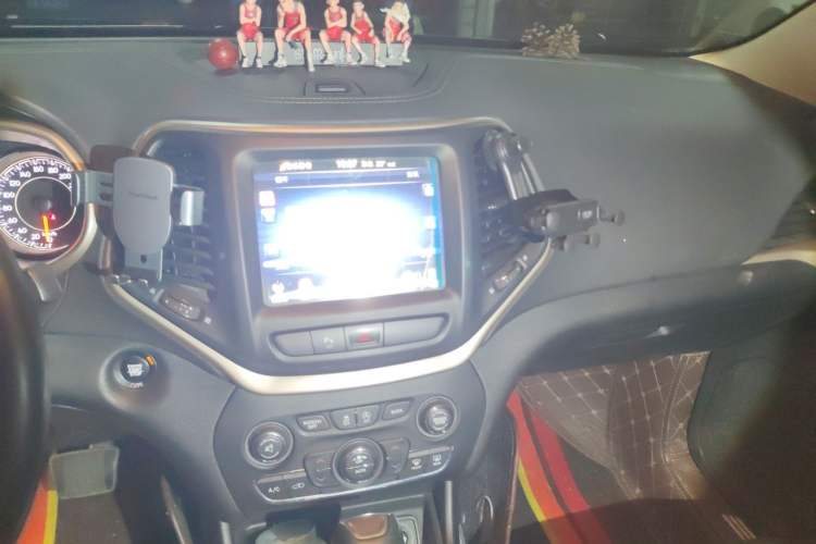 Used Jeep Cherokee 2017 2.0L Superior Edition Audio And AC Panel