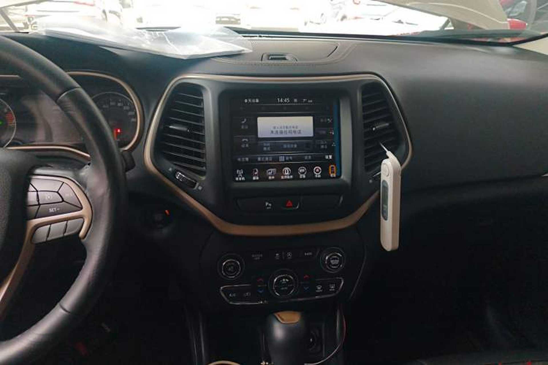 Used Jeep Cherokee 2017 2.0L Superior Edition Audio And AC Panel