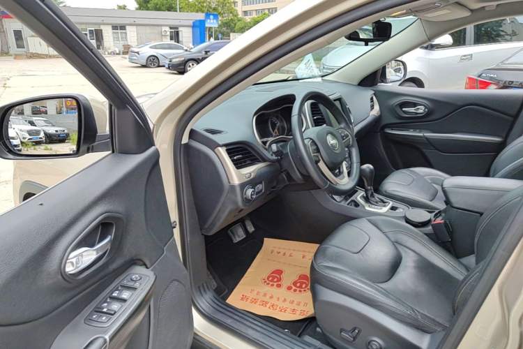 Used Jeep Cherokee 2017 2.0L Superior Edition Driver Seat