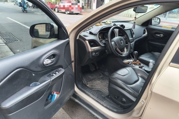 Used Jeep Cherokee 2017 2.0L Superior Edition Driver Seat