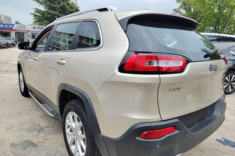 Used Jeep Cherokee 2017 2.0L Superior Edition Exterior 2