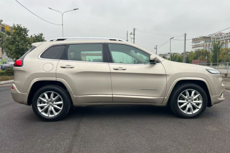 Used Jeep Cherokee 2017 2.4L Professional Edition Exterior 2