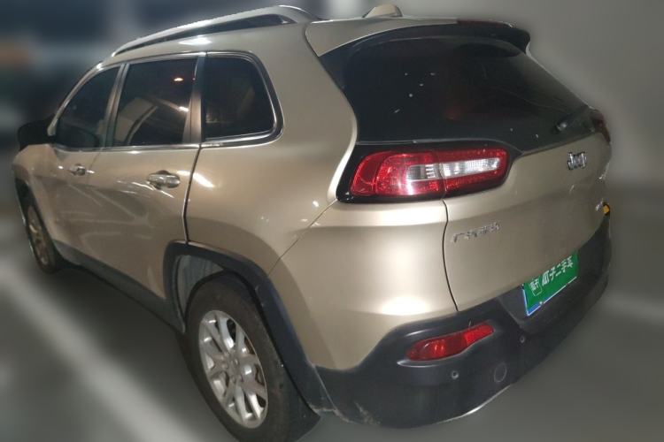 Used Jeep Cherokee 2017 2.0L Superior Edition Exterior 2