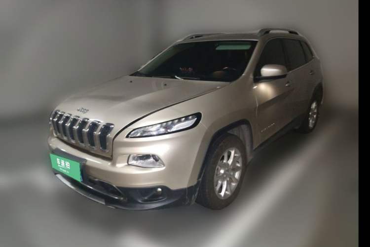 Used Jeep Cherokee 2017 2.0L Superior Edition Exterior 5