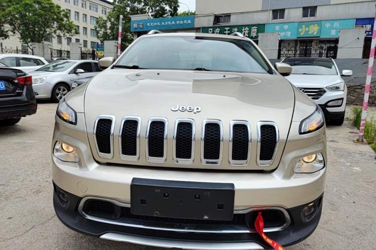 Used Jeep Cherokee 2017 2.0L Superior Edition Front