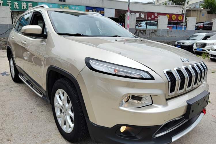Used Jeep Cherokee 2017 2.0L Superior Edition Front Right 45 Deg