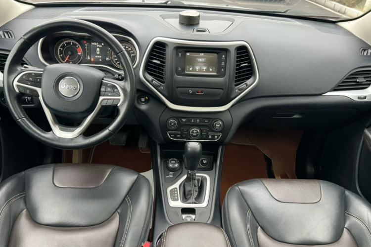 Used Jeep Cherokee 2017 2.4L Professional Edition Interior 1