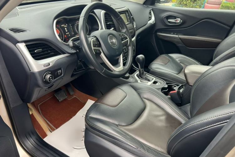 Used Jeep Cherokee 2017 2.4L Professional Edition Interior 2