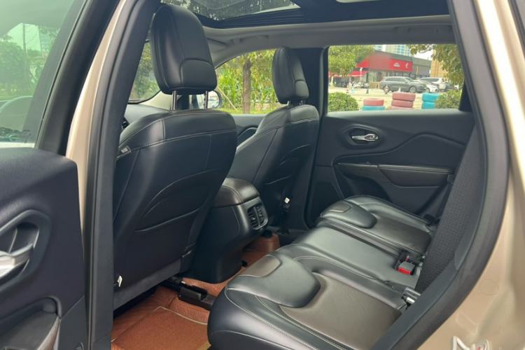 Used Jeep Cherokee 2017 2.4L Professional Edition Interior 3