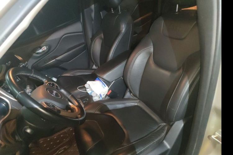Used Jeep Cherokee 2017 2.0L Superior Edition Interior 3