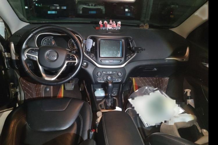 Used Jeep Cherokee 2017 2.0L Superior Edition Interior 4