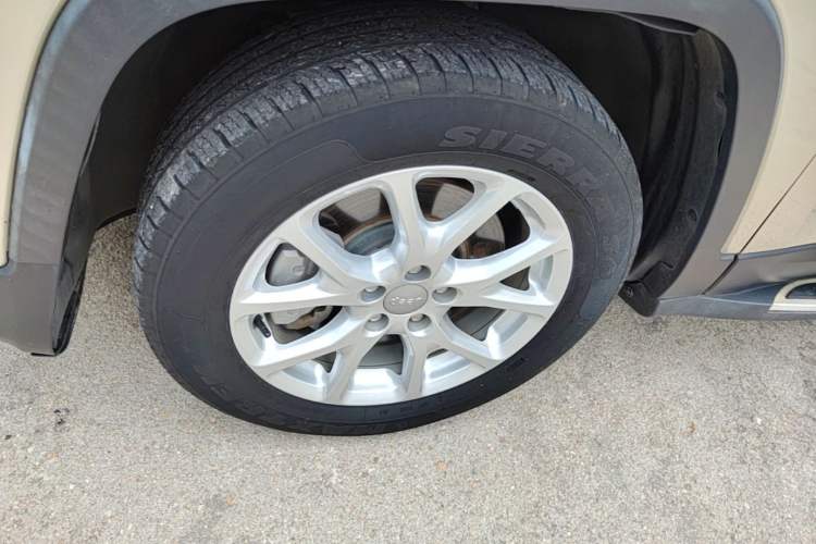 Used Jeep Cherokee 2017 2.0L Superior Edition Left Front Wheel Hub