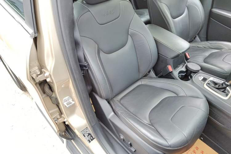 Used Jeep Cherokee 2017 2.0L Superior Edition Right Front Seat