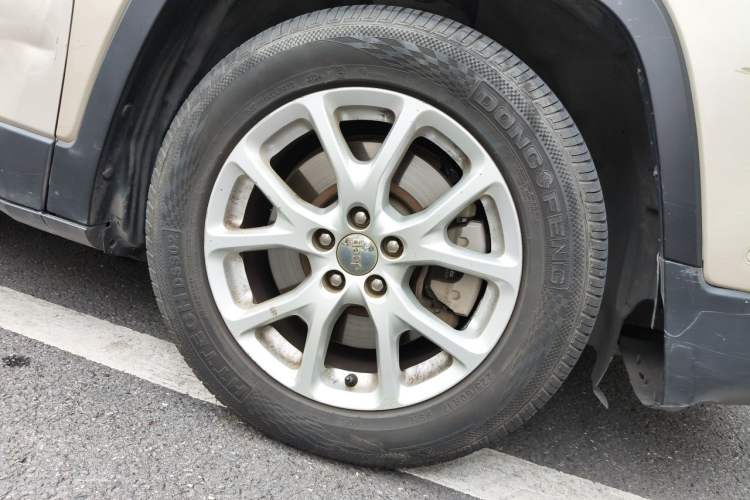 Used Jeep Cherokee 2017 2.0L Superior Edition Right Front Wheel Hub
