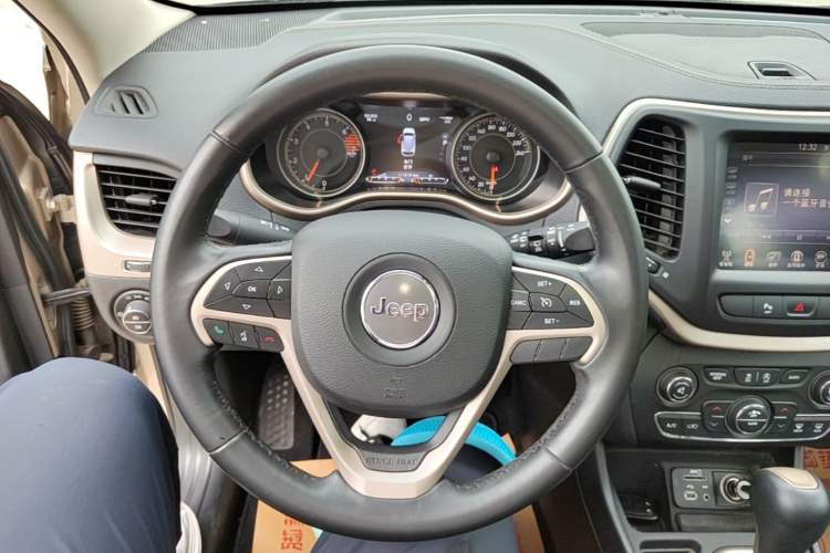 Used Jeep Cherokee 2017 2.0L Superior Edition Steering Wheel