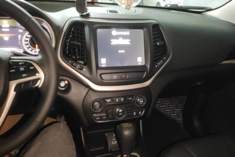Used Jeep Cherokee 2017 2.4L Leading Smart Edition Audio And AC Panel