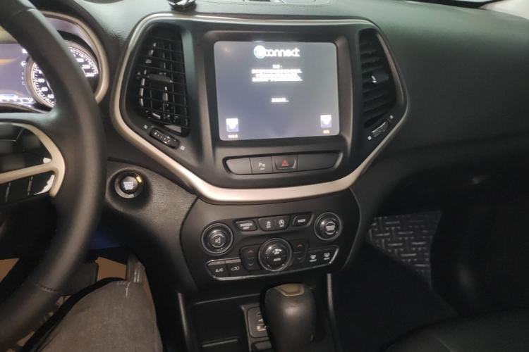 Used Jeep Cherokee 2017 2.4L Leading Smart Edition Center Console