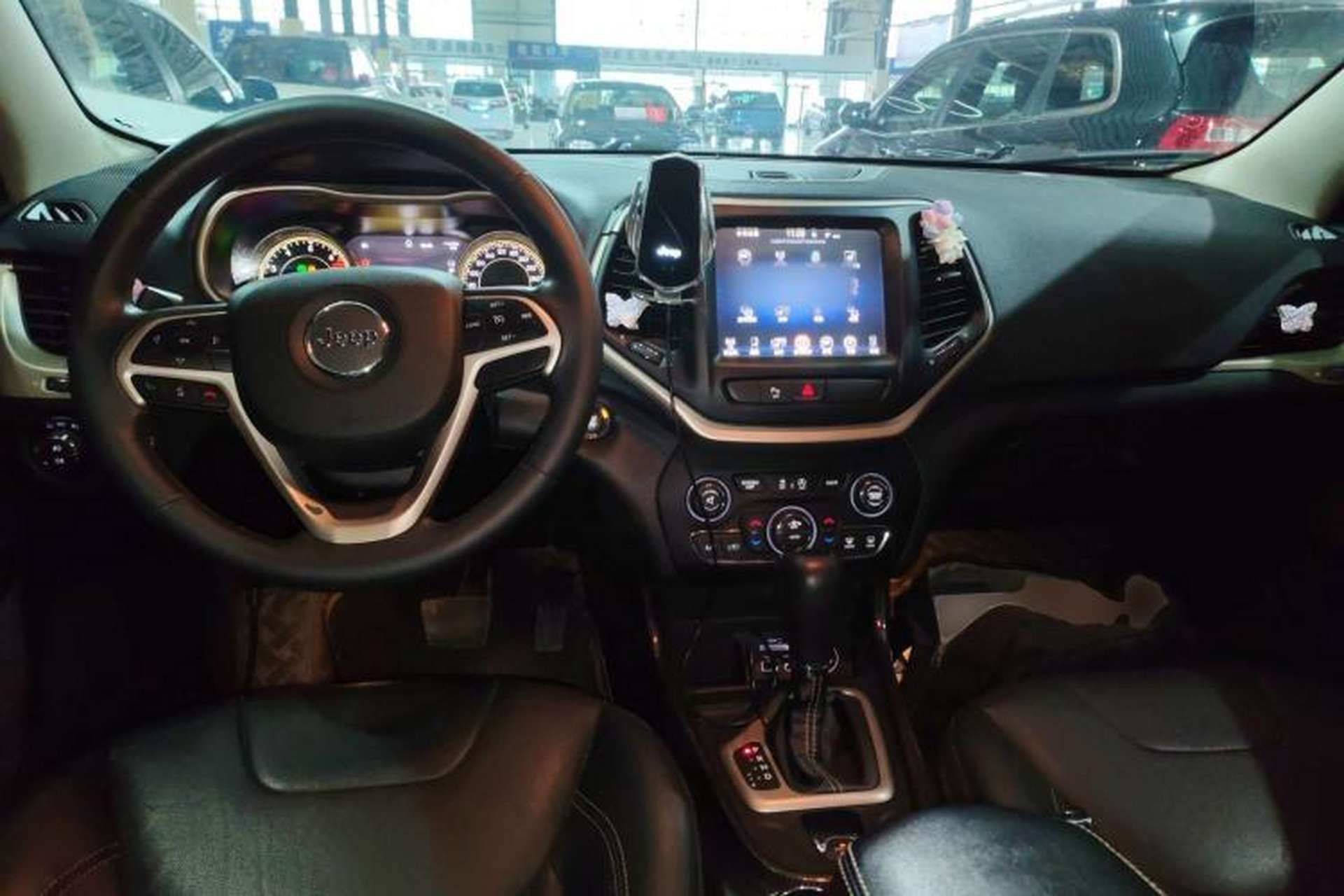 Used Jeep Cherokee 2017 2.0L Superior Edition Center Console