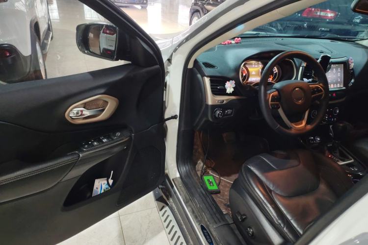Used Jeep Cherokee 2017 2.0L Superior Edition Driver Seat