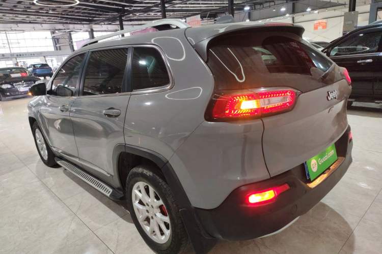 Used Jeep Cherokee 2017 2.0L Superior Edition Exterior 2