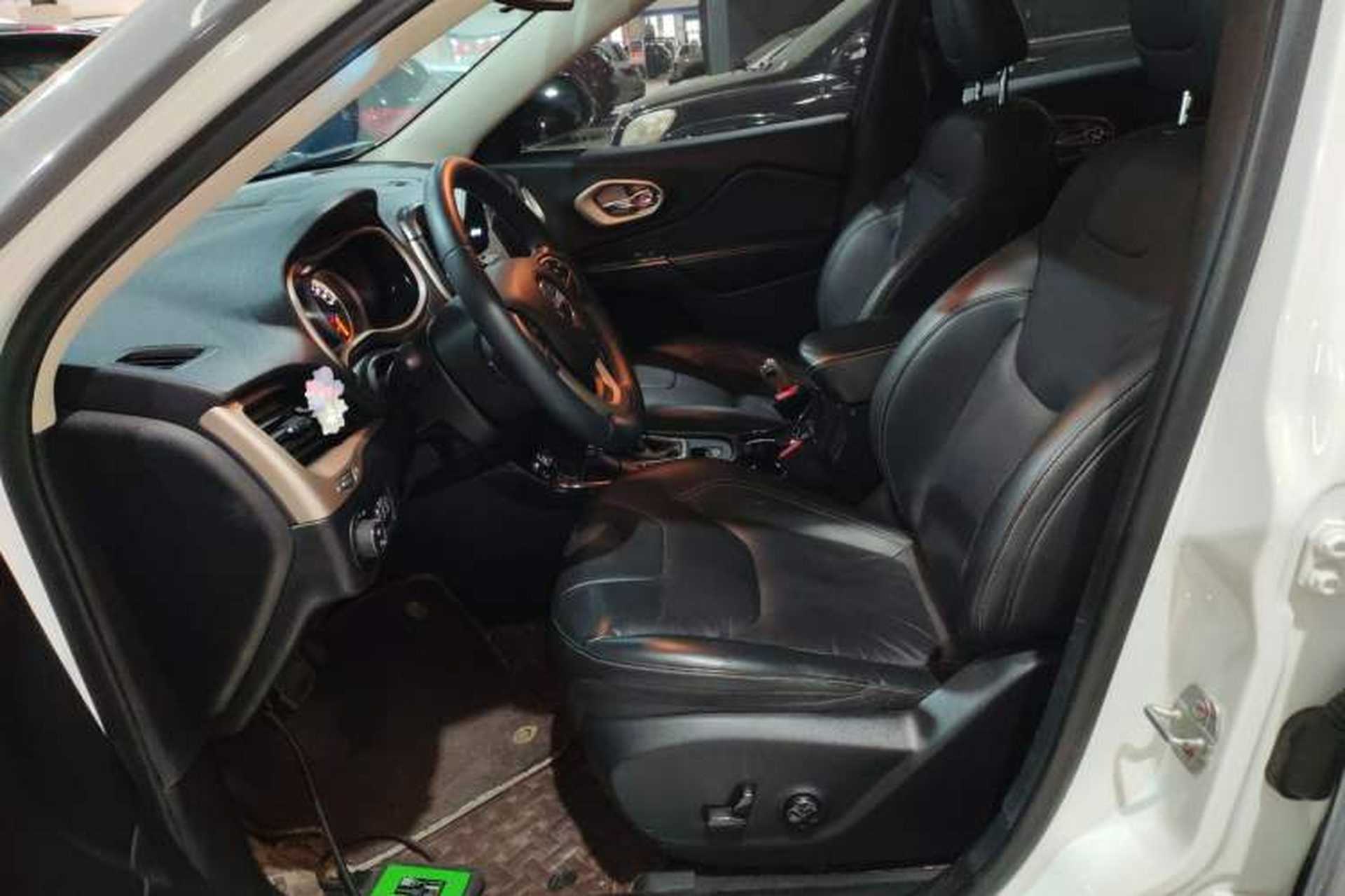 Used Jeep Cherokee 2017 2.0L Superior Edition Left Front Seat