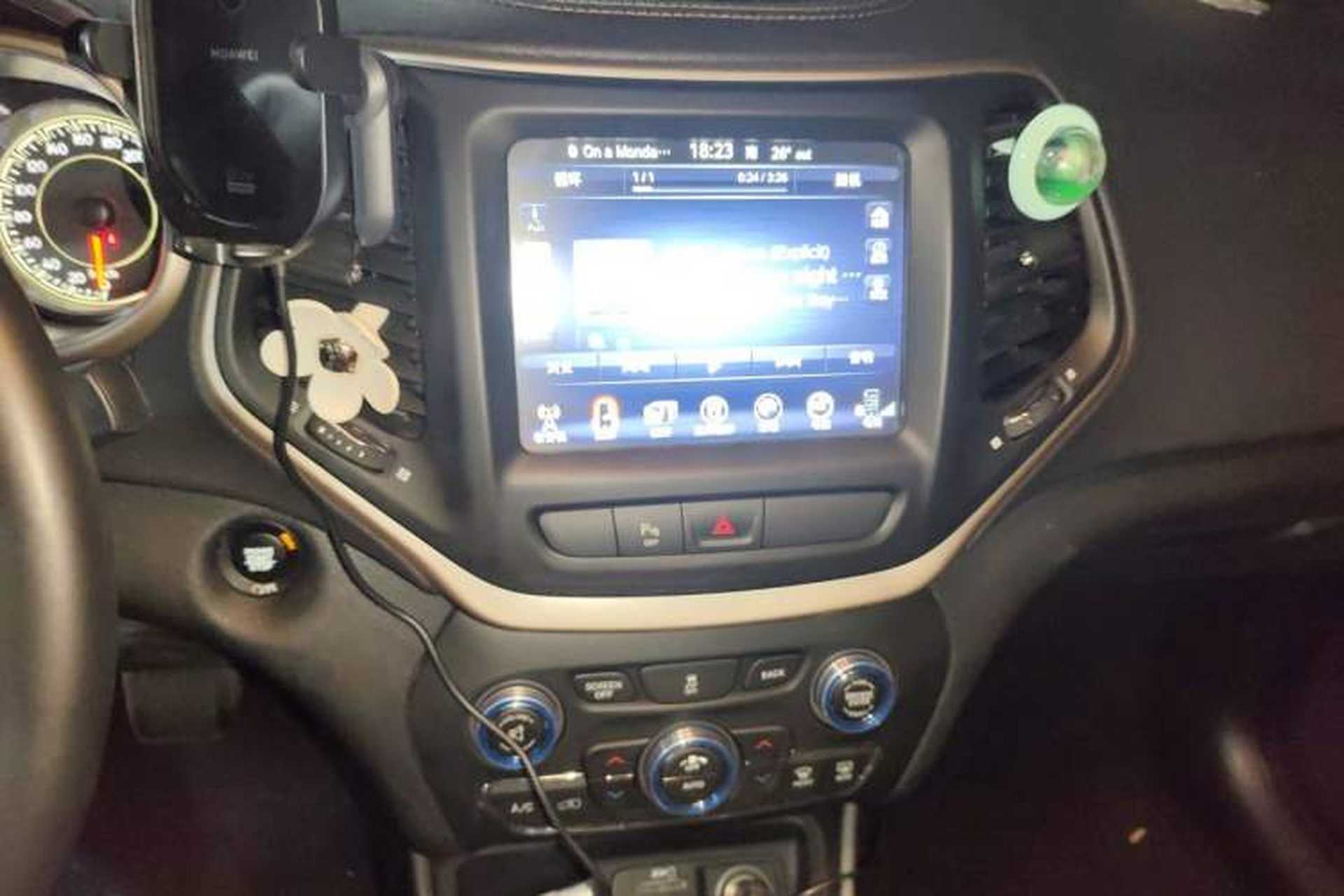 Used Jeep Cherokee 2017 2.0L Superior Edition Audio And AC Panel