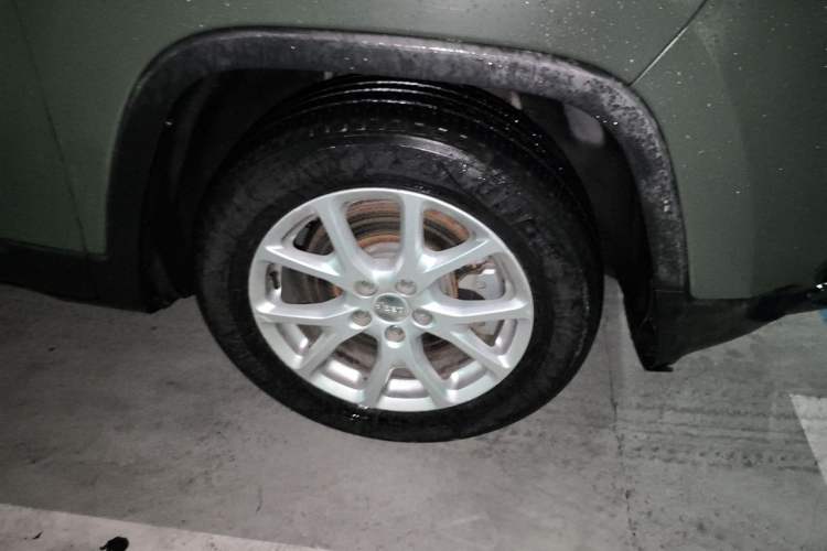 Used Jeep Cherokee 2017 2.0L Superior Edition Right Front Wheel Hub