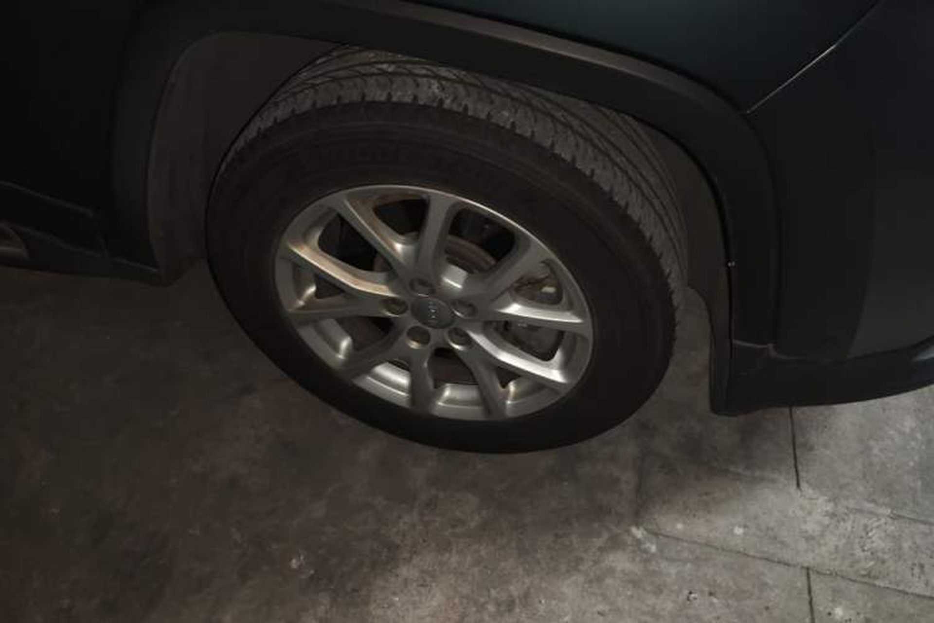 Used Jeep Cherokee 2017 2.0L Superior Edition Right Front Wheel Hub