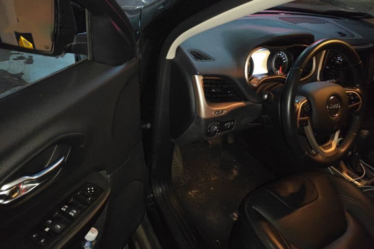 Used Jeep Cherokee 2017 2.0L Superior Edition Driver Seat