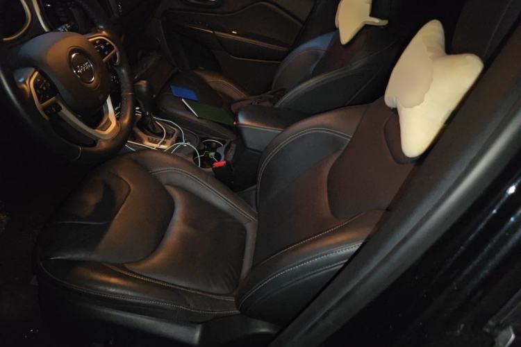 Used Jeep Cherokee 2017 2.0L Superior Edition Left Front Seat
