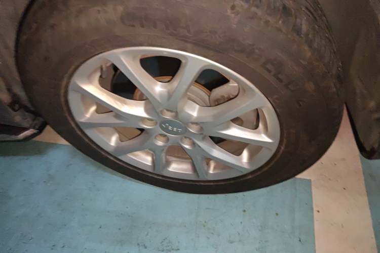 Used Jeep Cherokee 2017 2.0L Superior Edition Right Front Wheel Hub