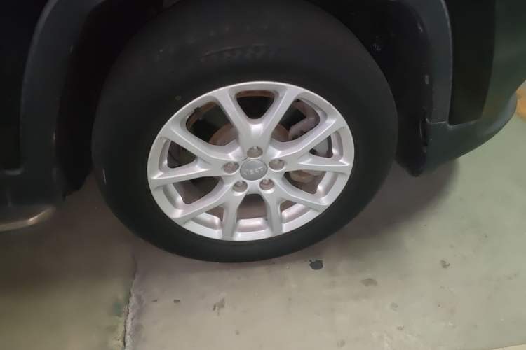 Used Jeep Cherokee 2017 2.4L Leading Edition Right Front Wheel Hub