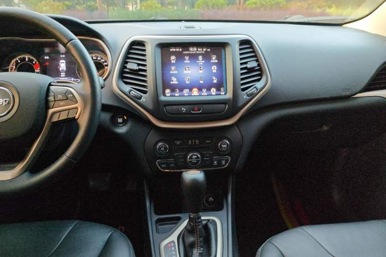 Used Jeep Cherokee 2017 2.0L Superior Edition Audio And AC Panel
