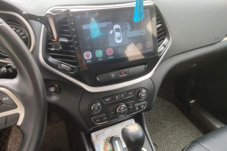 Used Jeep Cherokee 2017 2.0L Superior Edition Audio And AC Panel