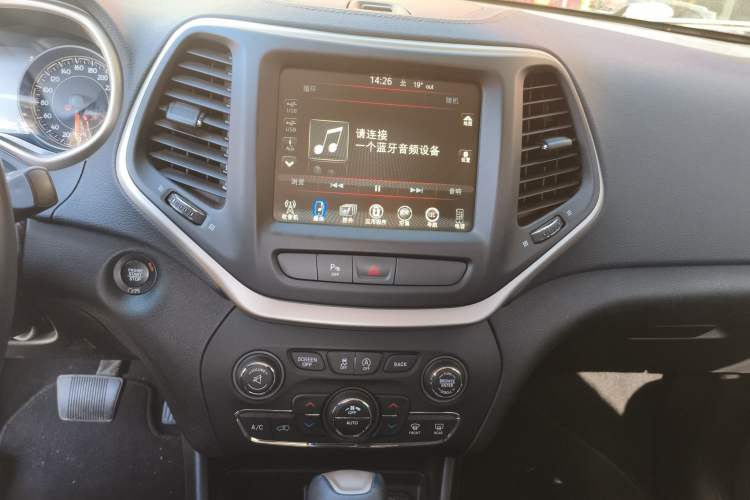 Used Jeep Cherokee 2017 2.4L Professional Smart Edition Audio And AC Panel