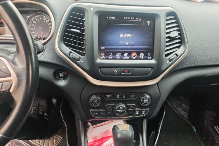 Used Jeep Cherokee 2017 2.4L Leading Edition Audio And AC Panel