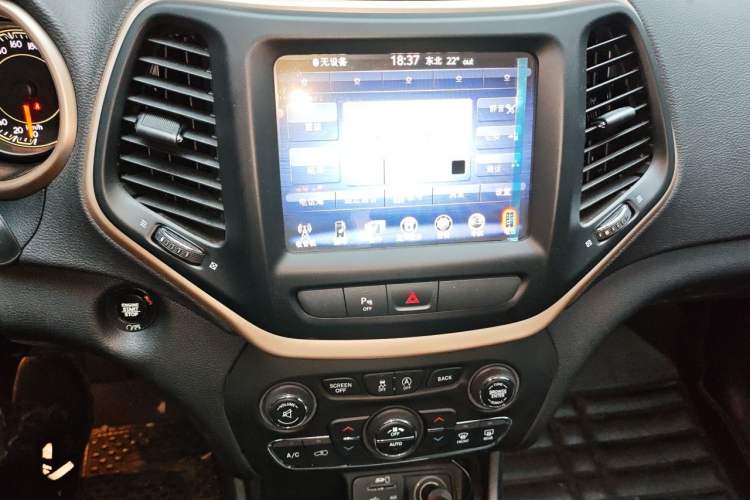 Used Jeep Cherokee 2017 2.0L Superior Edition Audio And AC Panel